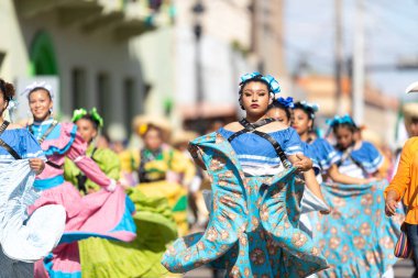 Matamoros, Tamaulipas, Meksika - 20 Kasım 2019: The Mexico Revolution Day Parade, geleneksel kıyafet giyen Meksikalı dansçılar geçit töreninde gösteri yapıyorlar.