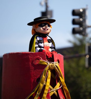 Chicago, Illinois, ABD - 8 Ağustos 2019: The Bud Billiken Parade, Hamburglar McDonalds 'ın tanıtımını yapıyor.