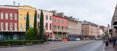 New Orleans, Louisiana, ABD - 30 Kasım 2019: Decatur Caddesi boyunca Fransız Mahallesi 'nin eski binaları boyunca yürüyen insanlar