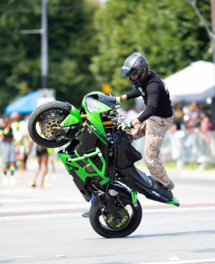 Chicago, Illinois, ABD - 8 Ağustos 2019: The Bud Billiken Parade, Motorcular Martin Luther King Dr 'a gösteri yaparken