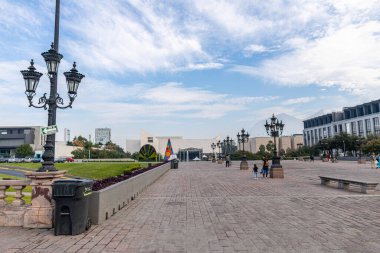 Monterrey, Nuevo Leon, Meksika - 21 Kasım 2019: İnsanlar arka planda Meksika Tarih Müzesi ile Macroplaza 'da günün tadını çıkarıyor