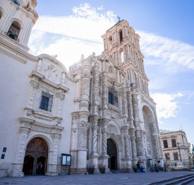 Saltillo, Coahuila, Meksika - 21 Kasım 2019: Katedral de Santiago Apstol, Saltillo, Saltillo 'da, 1745 yılında rahip Felipe Surez de Estrada tarafından yetiştirilen arma meydanında, Nicols Hernndez tarafından projelendirilen.