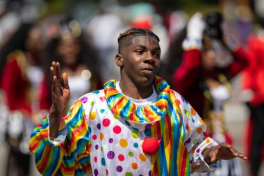 Chicago, Illinois, ABD - 8 Ağustos 2019: The Bud Billiken Parade, Dans Takımı geçit töreninde sirk temalı bir dans gösterisi düzenliyor