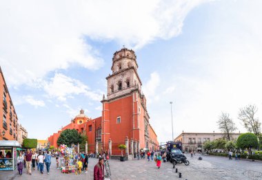 Santiago de Queretaro, Queretaro, Meksika - 24 Kasım 2019: The Templo de San Francisco, Zenea Garden 'da günün tadını çıkaran insanlar