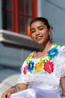 Matamoros, Tamaulipas, Meksika - 20 Kasım 2019: The Mexico Revolution Day Parade, Meksika 'nın geleneksel elbisesini giyen genç Beaty Queen, seyircilere el sallıyor ve gülümsüyor
