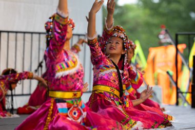 St. Louis, Missouri, ABD - 25 Ağustos 2019: Uluslar Festivali, Tower Grove Park, St. Louis Modern Çin Okulu üyeleri, geleneksel giysiler giyerek, Çin 'den geleneksel danslar yaparak