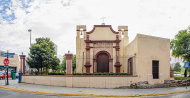 Monterrey, Nuevo Leon, Meksika - 21 Kasım 2019: Küçük kilise Capilla de los Dulces Nombres 'in yanında duran adam