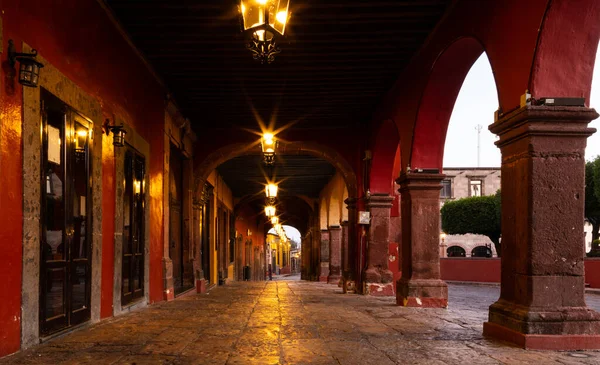 Corredor Con Arcos Donde Por Noche Está Lleno Turistas Comiendo — Foto de Stock