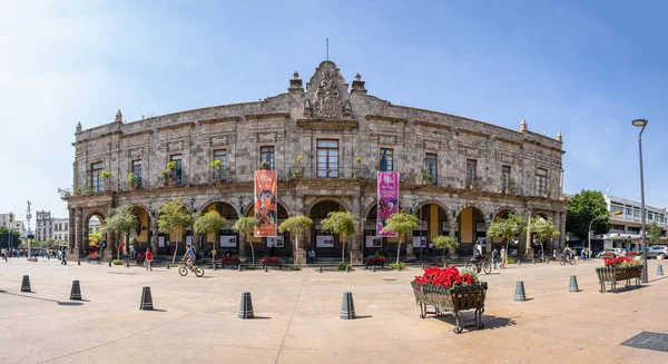 メキシコのハリスコ州グアダラハラ 2019年11月23日 晴れた日に市政府宮殿に行く人々 — ストック写真