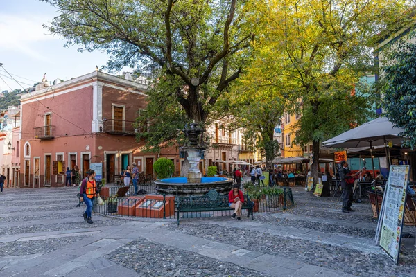 과나후아토 멕시코 과나후아토 2019 산페르난도 광장에서 관광객들 주민들 하루를 즐긴다 — 스톡 사진