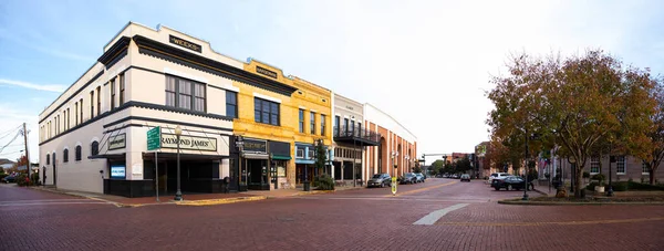 Nacogdoches, Teksas, ABD - 16 Kasım 2019: Eski tarihi binalar ve tuğla kaplı caddelerle şehir merkezi manzarası