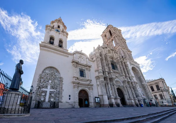 Saltillo, Coahuila, Meksika - 21 Kasım 2019: Katedral de Santiago Apstol, Saltillo, Saltillo 'da, 1745 yılında rahip Felipe Surez de Estrada tarafından yetiştirilen arma meydanında, Nicols Hernndez tarafından projelendirilen.