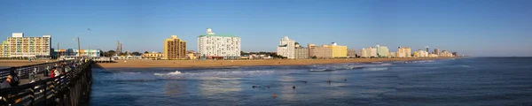 美国弗吉尼亚州维吉尼亚海滩 2019年9月21日 从海滨酒店的码头观看与冲浪和钓鱼的人享受清晨 — 图库照片