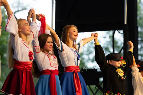 米国ミズーリ州セントルイス2019年8月25日 国家の祭り タワーグローブパーク ダンスグループのメンバー勇気 伝統的な服を着て ロシアからの伝統舞踊を上演 — ストック写真