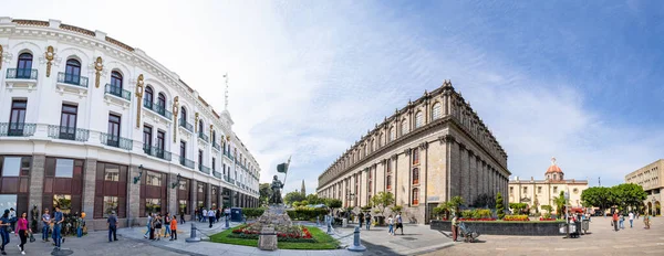グアダラハラ ハリスコ メキシコ 11月23 2019 デゴラードと民事裁判所の隣にあるプラザ ファンダドーレスで一日を楽しむ観光客や地元の人々 — ストック写真