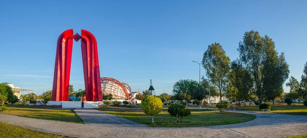 Matamoros, Tamaulipas, ABD - 20 Kasım 2019: Olimpico Parkı 'ndaki Meksika' nın büyük kapısı La Gran Puerta de Mexico olarak bilinen anıt