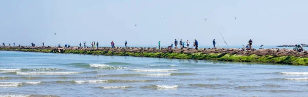 美国德克萨斯州南帕德雷岛 2019年11月19日 人们在巴西利亚圣地亚哥湾的防波堤上钓鱼 — 图库照片