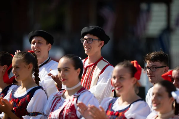 2019年7月27日 美国印第安纳州威廷 身着传统服装的斯洛伐克舞蹈家皮洛吉节 Pierogi Fest 等待轮到他们跳舞 — 图库照片