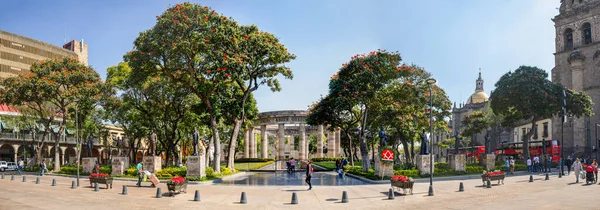 グアダラハラ ハリスコ メキシコ 2019年11月23日 グアダラハラ大聖堂の隣にあるハリッソス記念碑の眺め — ストック写真