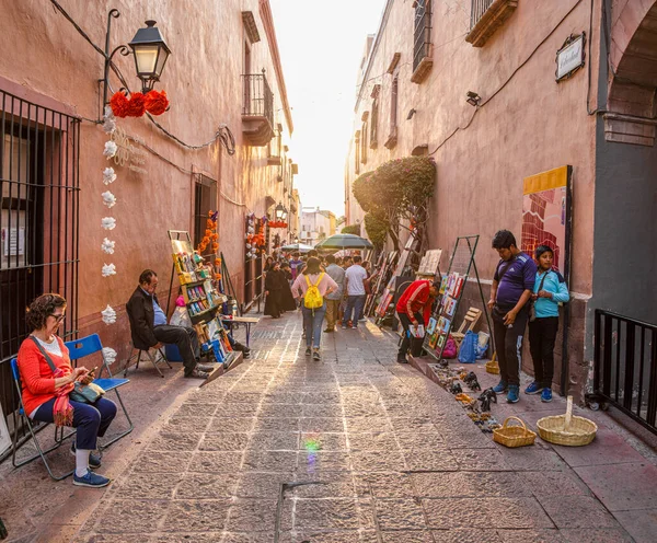 Santiago Querétaro Querétaro México Noviembre 2019 Turistas Locales Mirando Obras —  Fotos de Stock