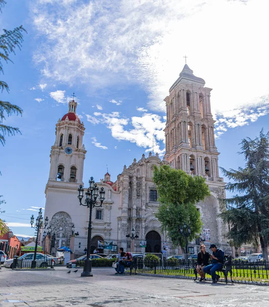 Saltillo Coahuila メキシコ 2019年11月21日 サンティアゴ大聖堂サンティアゴ アプストル サルティロの広場で 僧フェリペ スアレス エストラーダ — ストック写真