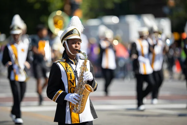 美国伊利诺伊州芝加哥 2019年8月8日 国王高中游行乐队成员Bud Billiken Parade在阅兵式上表演 — 图库照片