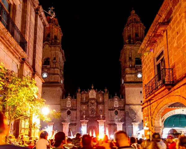 İnsanlar gece Morelia Katedrali 'nin önünde toplanıp Michoacan, Meksika' da hafta sonunun tadını çıkarıyorlar.
