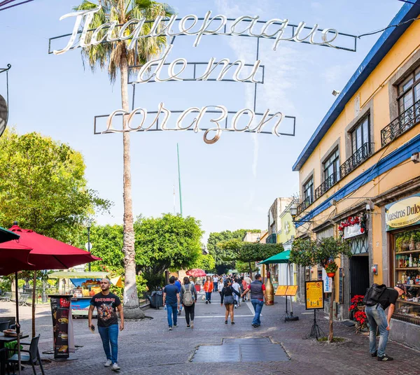 2019年11月23日 墨西哥哈利斯科州圣佩德罗特拉奎帕克 当地居民和游客探索独立街的餐馆和商店 — 图库照片