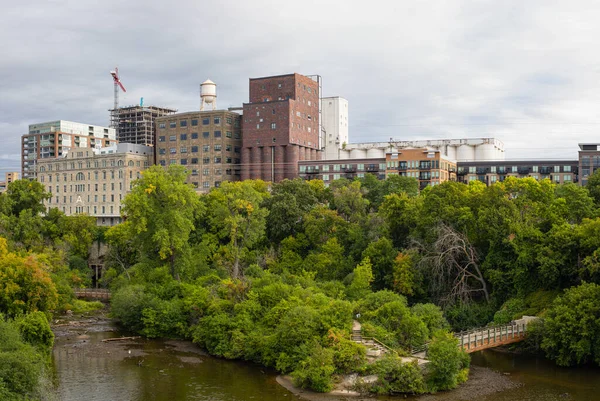 Utsikt Över Mississippifloden Med Utsikt Över Gamla Kvarnarna Flodstranden Minneapolis — Stockfoto