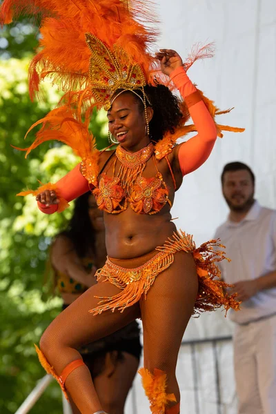 美国密苏里州圣路易斯 2019年8月24日 国庆节 塔槽公园 圣路易斯桑巴的成员 身穿传统服装 表演来自巴西的传统舞蹈 — 图库照片