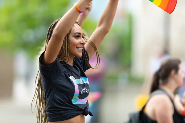 Cincinnati Ohio Usa Czerwca 2019 Cincinnati Pride Parade Młode Kobiety — Zdjęcie stockowe