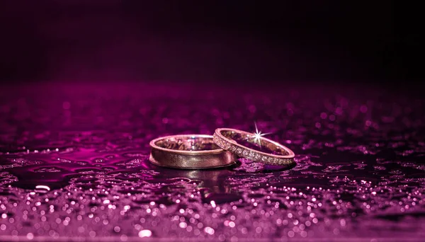 Engagement Rings Purple Background — Stock Photo, Image