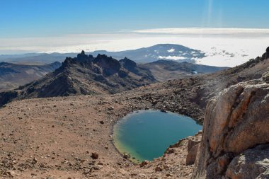 Gökyüzüne karşı manzaralı dağ manzaraları, Kenya Dağı Ulusal Parkı, Kenya