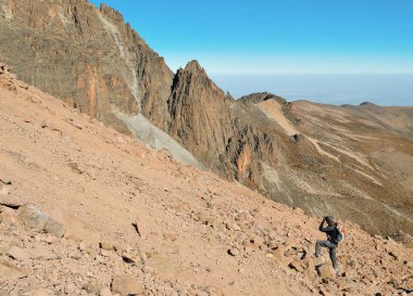 Gökyüzüne karşı manzaralı dağ manzaraları, Kenya Dağı Ulusal Parkı, Kenya