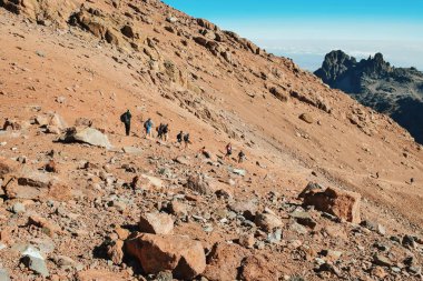 Gökyüzüne karşı manzaralı dağ manzaraları, Kenya Dağı Ulusal Parkı, Kenya