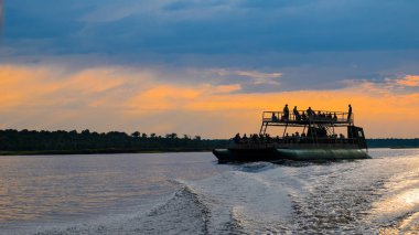 Chobe Nehri 'nde günbatımı gezisi, Chobe National Park, Botswana