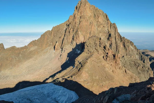 Gökyüzüne karşı manzaralı dağ manzaraları, Kenya Dağı Ulusal Parkı, Kenya