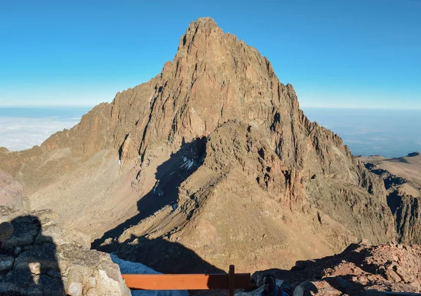 Gökyüzüne karşı manzaralı dağ manzaraları, Kenya Dağı Ulusal Parkı, Kenya