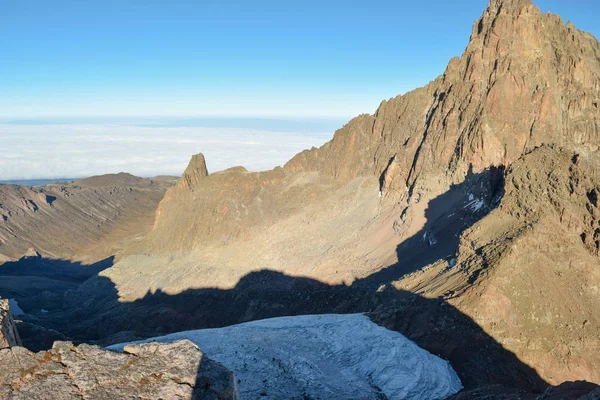 Gökyüzüne karşı manzaralı dağ manzaraları, Kenya Dağı Ulusal Parkı, Kenya