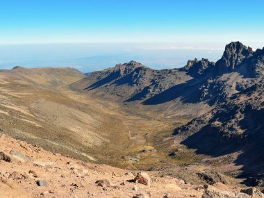 Volkanik manzara mavi gökyüzü, Mount Kenya Milli Parkı, Kenya karşı