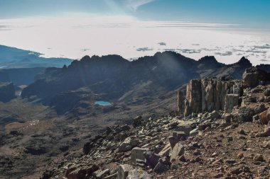 Volkanik manzara mavi gökyüzü, Mount Kenya Milli Parkı, Kenya karşı
