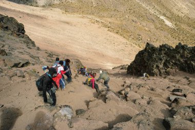Bir grup Mount Kenya, Kenya azalan yürüyüşçü