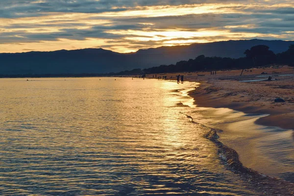Kande Beach, Nkhata Bay, Malawi 'de günbatımı tekne yolculuğu