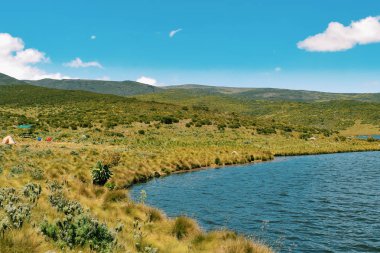 Göl çerçevede bir dağ, göl Ellis Mount Kenya Milli Parkı, Kenya
