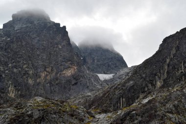 Buzullar üzerinde Mount Elena Hut gördün mü Stanley. En yüksek dağ içinde Rwenzori Sıradağları, Uganda Mount Stanley olduğunu