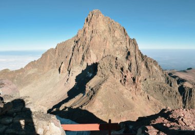 Gökyüzüne karşı manzaralı dağ manzaraları, Kenya Dağı Ulusal Parkı, Kenya