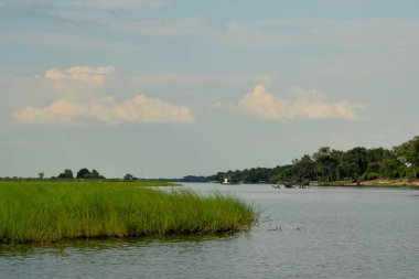 Chobe Nehri, Chobe Ulusal Parkı, Kasane, Botswana 'da gün batımı gezisi.