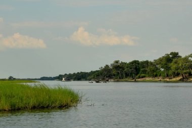 Chobe Nehri, Chobe Ulusal Parkı, Kasane, Botswana 'da gün batımı gezisi.