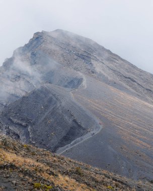 Mount Meru, Arusha National Park, Tanzanya 'da bulutların üzerinde