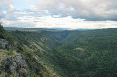 Gökyüzüne karşı manzaralı volkanik krater, Suswa Dağı, Kenya